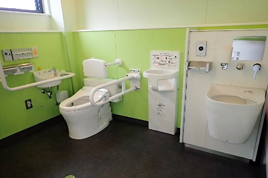 内宮Ｂ１、Ｂ４駐車場内の多機能トイレ。